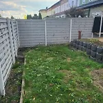 Modernes Behagliches Haus Mit Kamin, Terrasse Und Garten