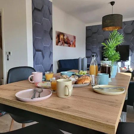 Modernes Behagliches Haus Mit Kamin, Terrasse Und Garten