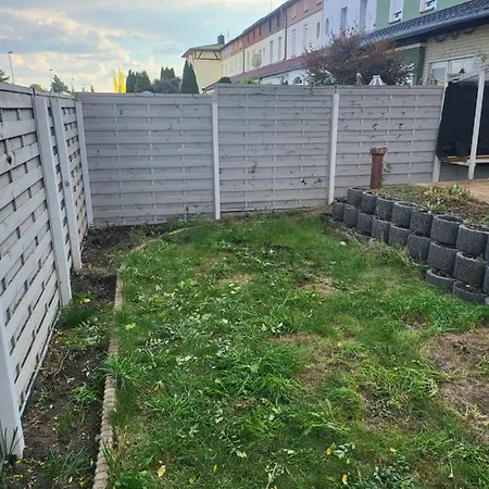 Modernes Behagliches Haus Mit Kamin, Terrasse Und Garten