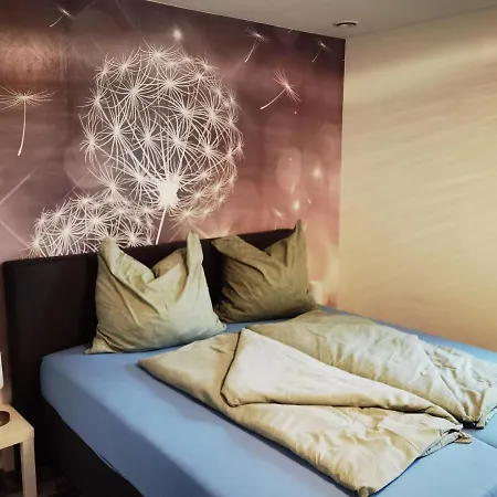 Modernes Behagliches Haus Mit Kamin, Terrasse Und Garten