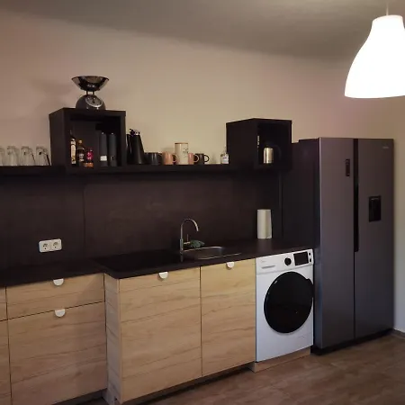 Modernes Behagliches Haus Mit Kamin, Terrasse Und Garten