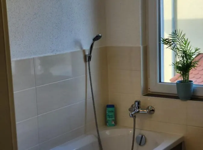 Modernes Behagliches Haus Mit Kamin, Terrasse Und Garten