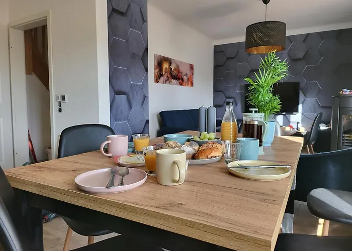 Modernes Behagliches Haus Mit Kamin, Terrasse Und Garten