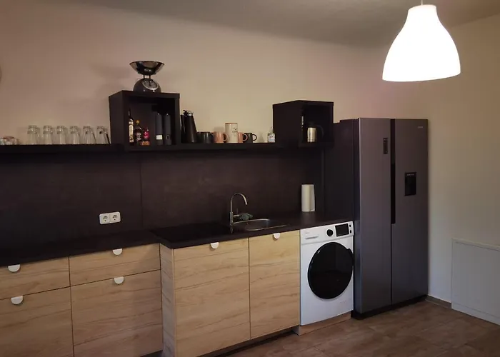 Modernes Behagliches Haus Mit Kamin, Terrasse Und Garten